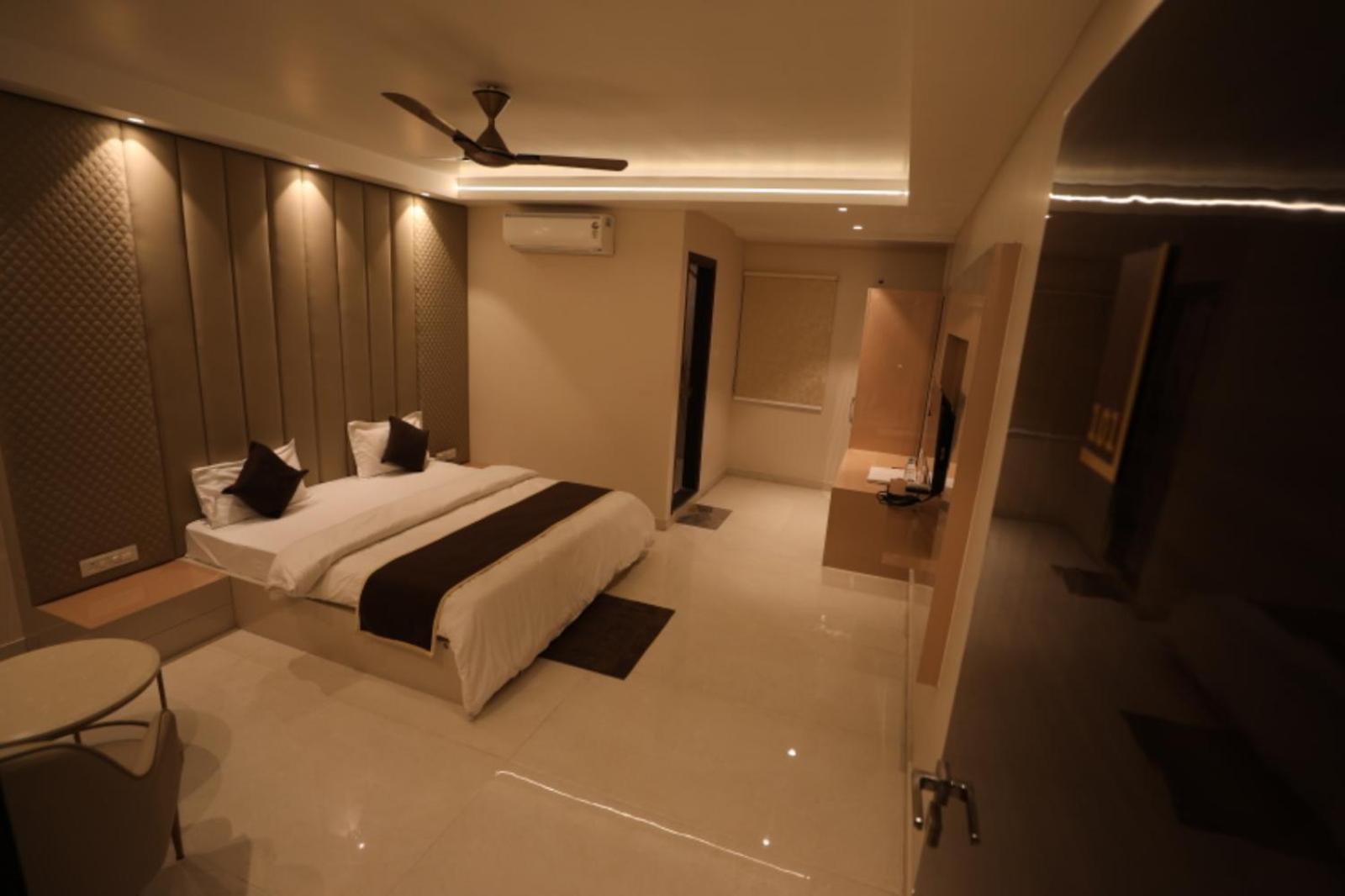 Hotel Maya Crystal Juhi Bari Exterior photo